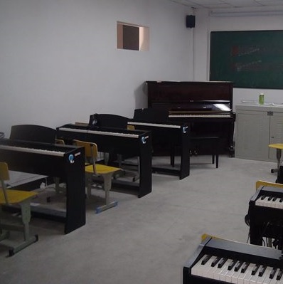 音乐教室出租、带电钢琴（按小时收费）